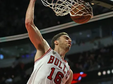 Pau Gasol hace un mate Pau Gasol hace un mate