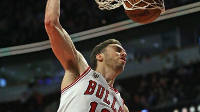 Pau Gasol vuelve pero no evita otra derrota; Ibaka ganó a los Wolves de Ricky Rubio