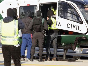 La Guardia Civil traslada al detenido en Ceuta