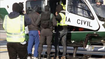 La Guardia Civil traslada al detenido en Ceuta
