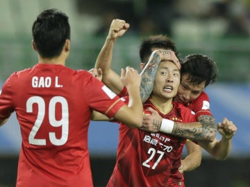 Zheng Long celebra un gol