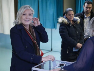 Marine Le Pen vota en las regionales francesas