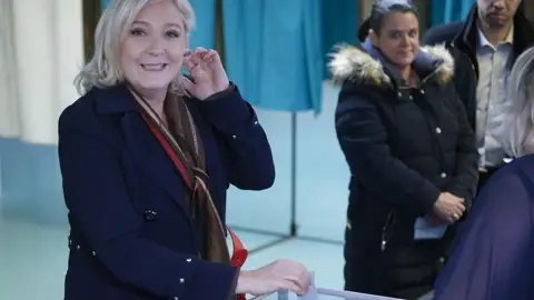 Marine Le Pen vota en las regionales francesas Marine Le Pen vota en las regionales francesas