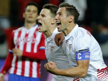 Gameiro y Krychowiak celebran la victoria del Sevilla