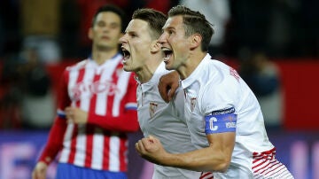 Gameiro y Krychowiak celebran la victoria del Sevilla