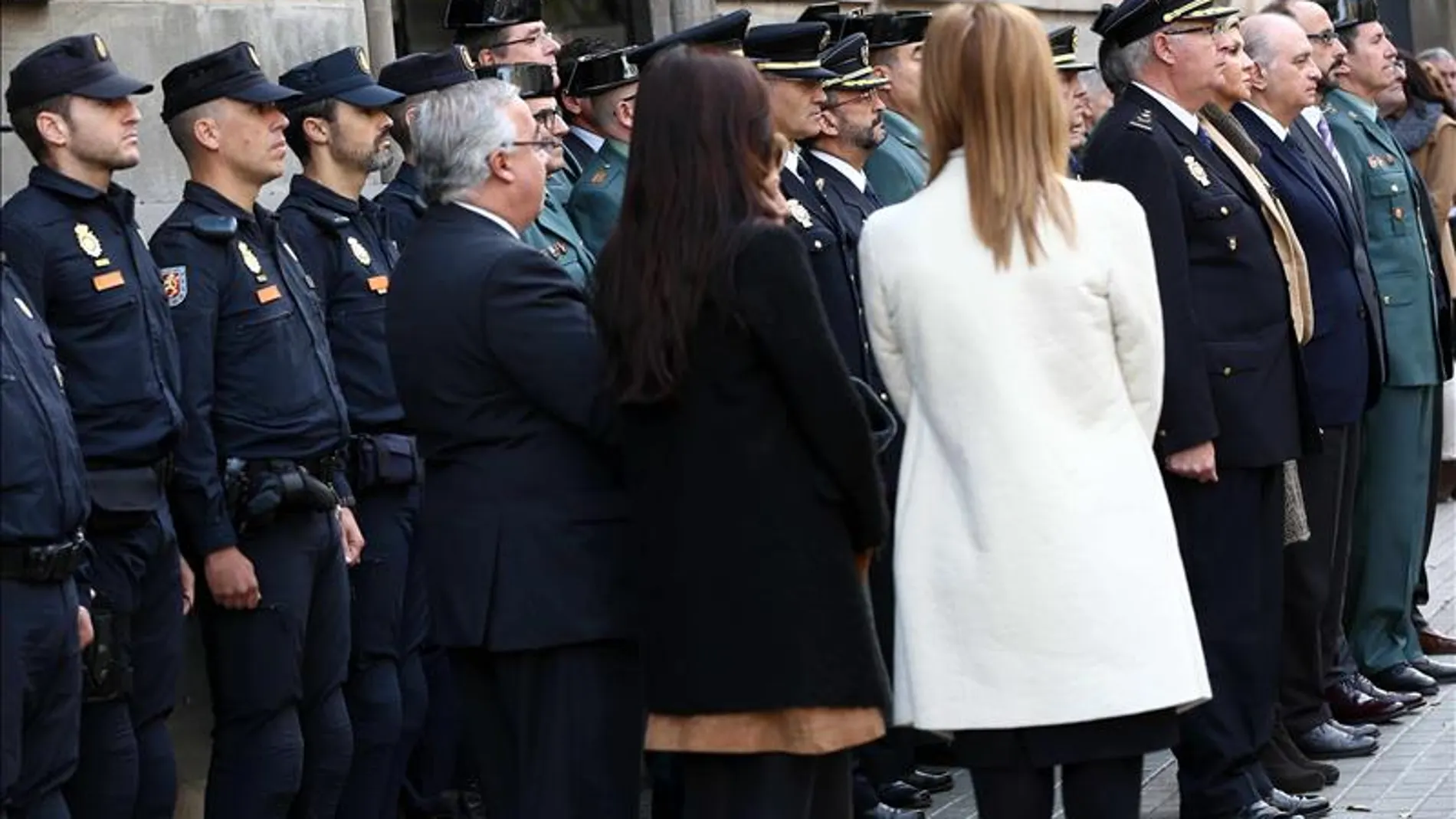 Miembros de la UIP y políticos guardan un minuto de silencio por los policías fallecidos en Kabul Miembros de la UIP y políticos guardan un minuto de silencio por los policías fallecidos en Kabul
