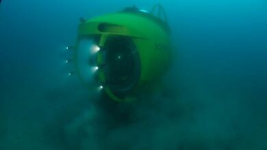 Un submarino español halla un barco lleno de ánforas de 2.000 años de antigüedad