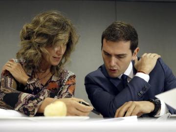 Albert Rivera junto a la exministra socialista Cristina Garmendia