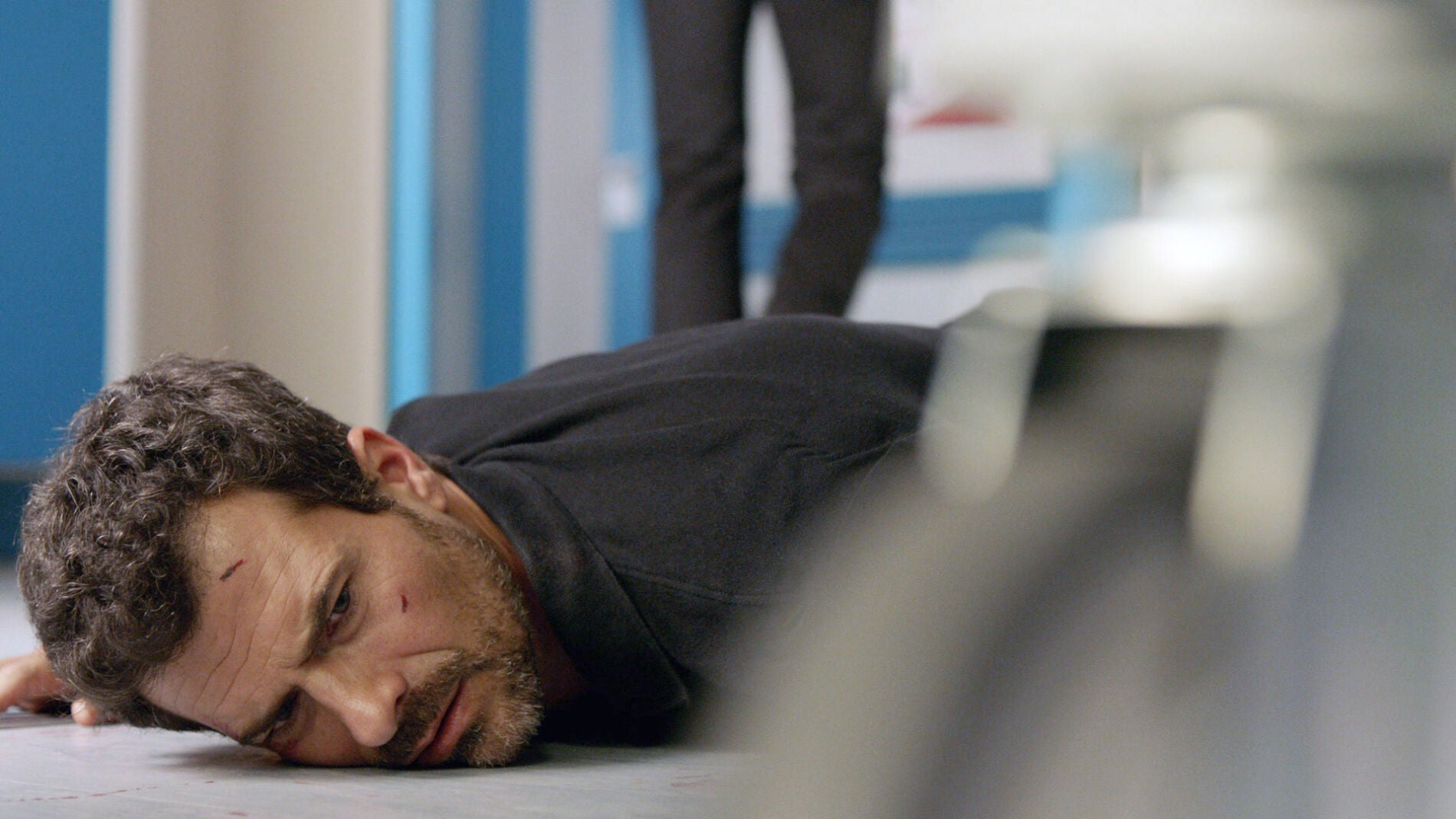 H&eacute;ctor cae al suelo tras sufrir un disparo