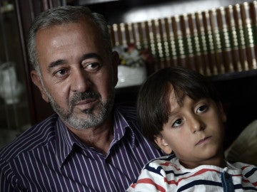 El refugiado Osama Abdul Mohsen junto a su hijo en Getafe