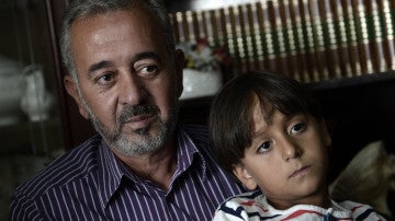 El refugiado Osama Abdul Mohsen junto a su hijo en Getafe