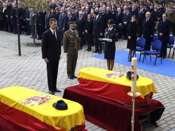 El Rey durante el funeral de los policías fallecidos en Kabul