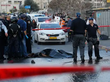 La policía israelí permanece junto al cuerpo del palestino que fue abatido La policía israelí permanece junto al cuerpo del palestino que fue abatido