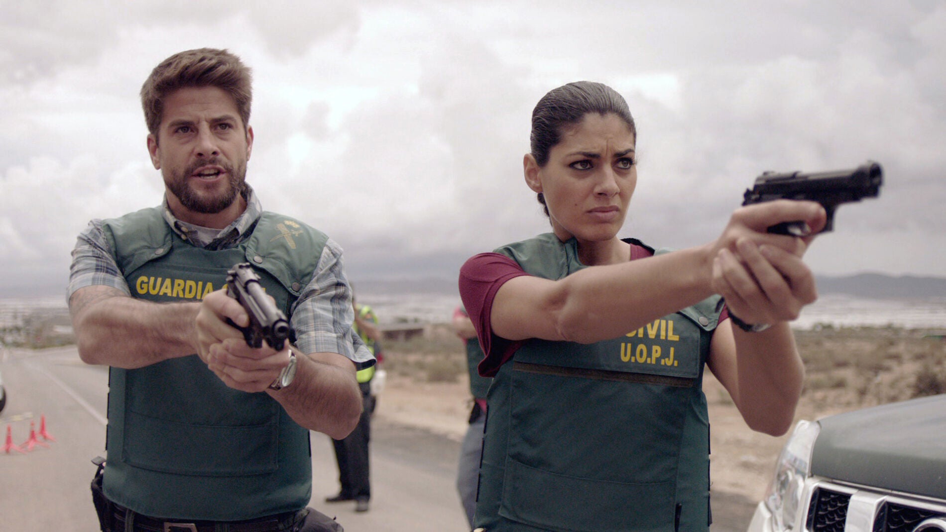 Salva y Lola apuntan con el arma