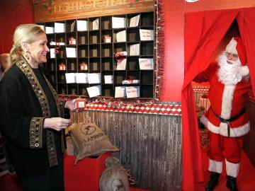 Cifuentes, durante la apertura de la Casa de Papá Noel 