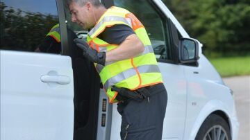 Un policía registra un vehículo en la frontera entre Austria y Alemania
