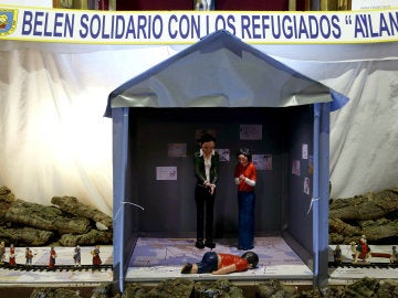 El belén de la iglesia del padre Ángel incorpora a Aylan, el niño sirio ahogado