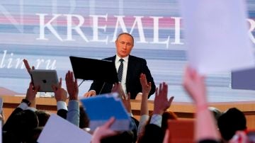 Periodistas intentan atraer la atención del presidente ruso, Vladimir Putin