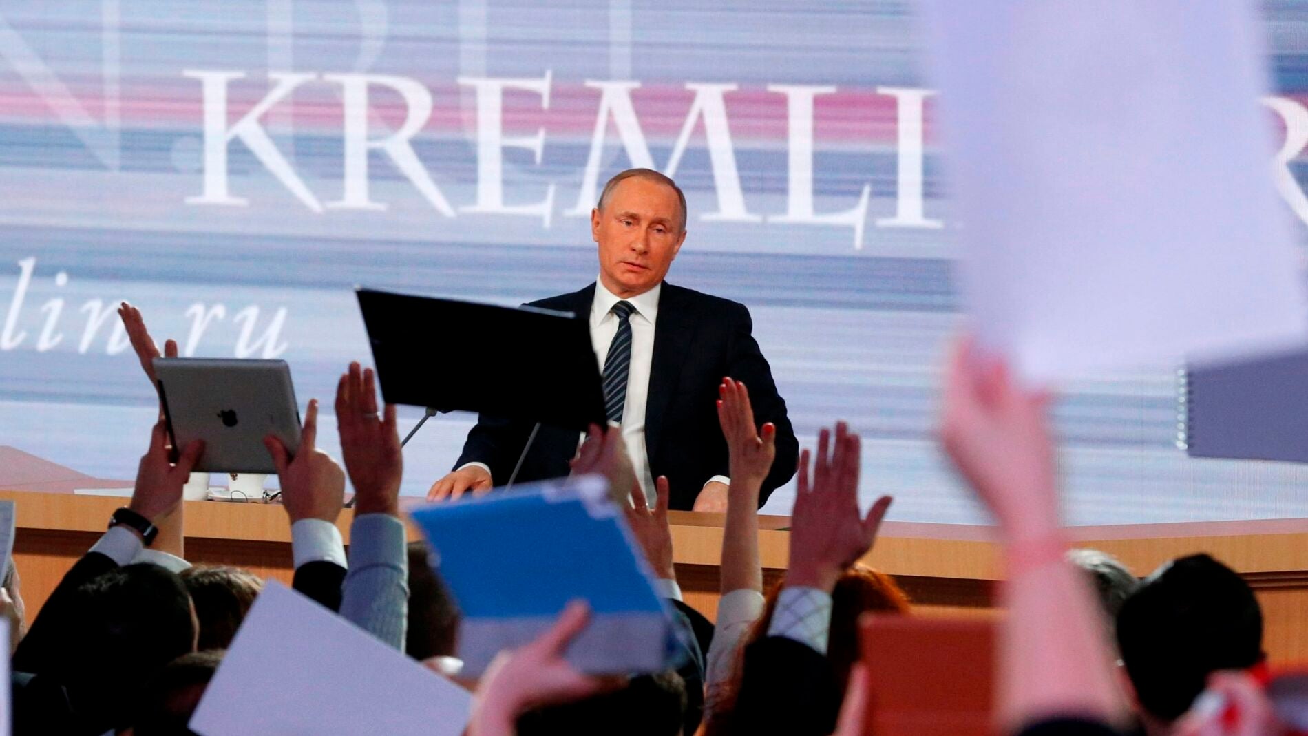 Periodistas intentan atraer la atenci&oacute;n del presidente ruso, Vladimir Putin