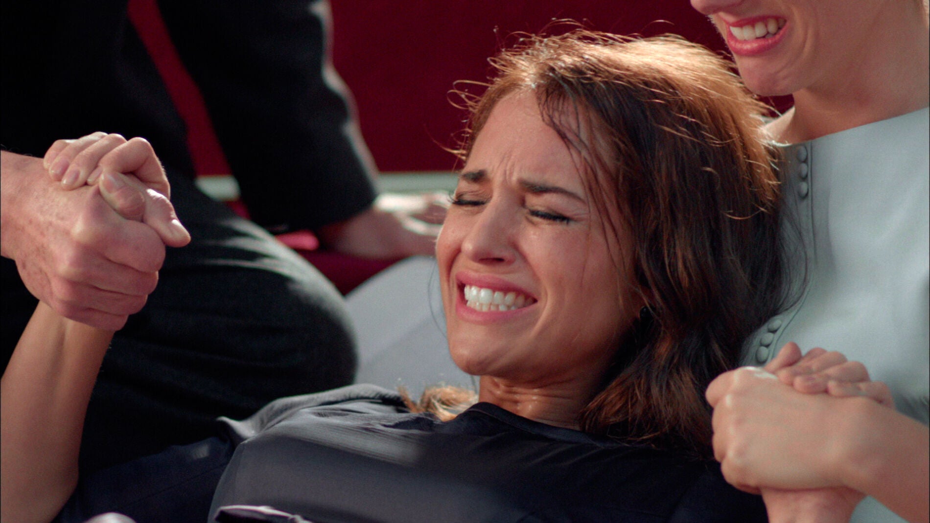  Ana se pone de parto en el altar