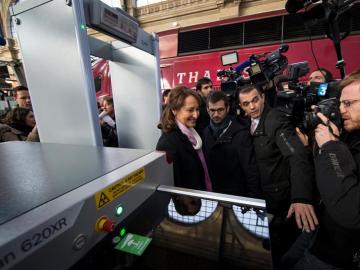 La ministra francesa de Ecología y Transporte atravesando el arco de seguridad