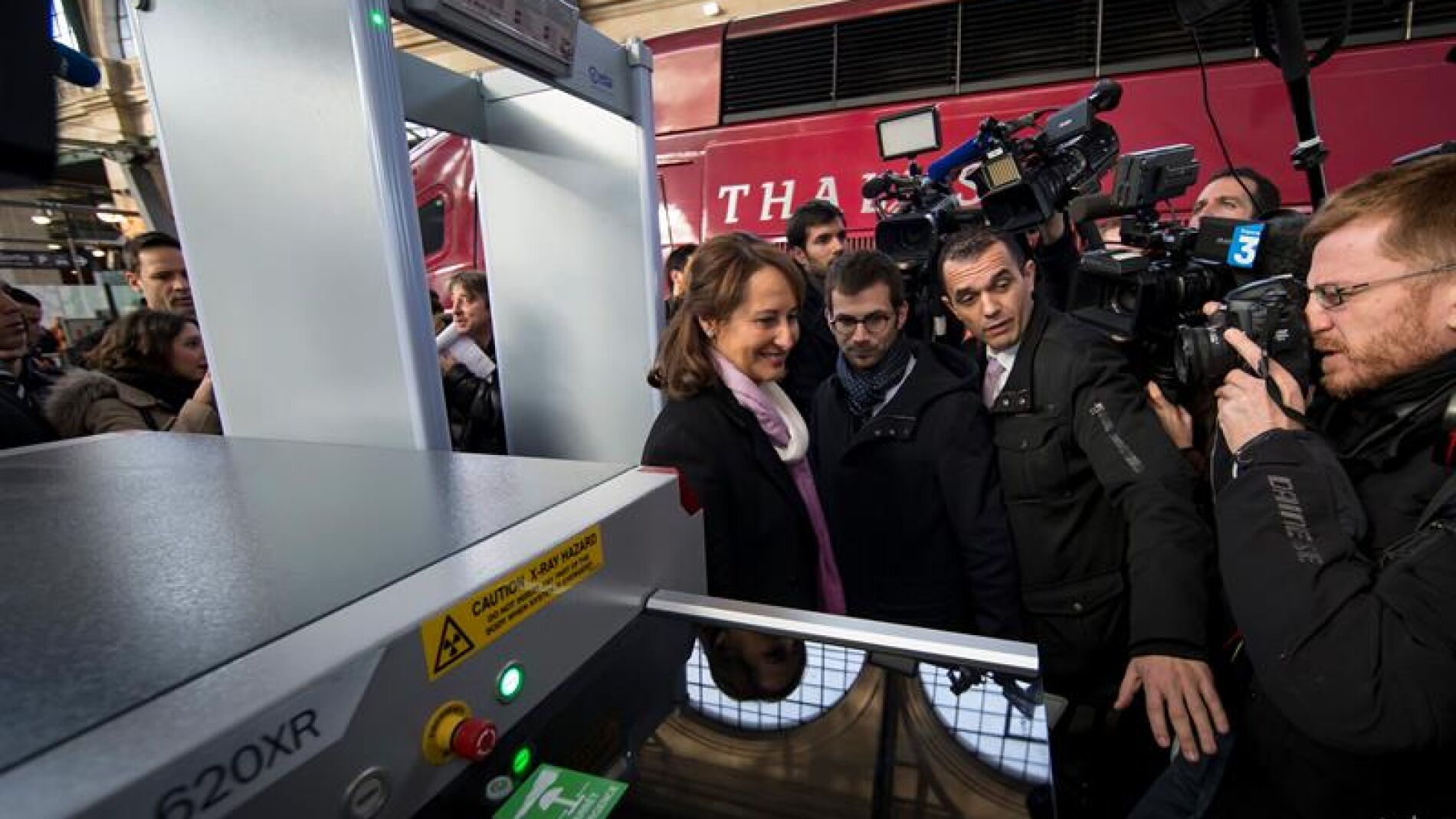 La ministra francesa de Ecolog&iacute;a y Transporte atravesando el arco de seguridad