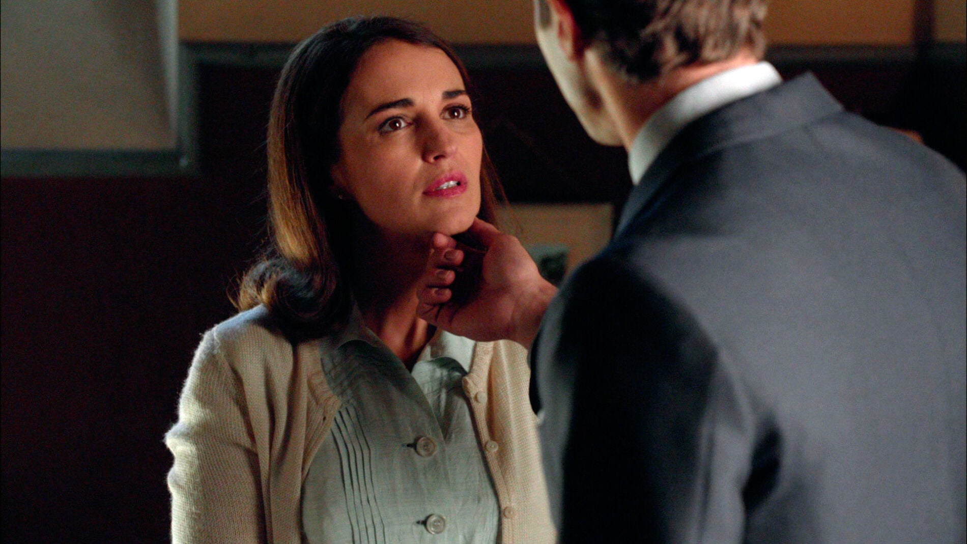 Carlos presencia una cercana conversaci&oacute;n entre Marco y Ana