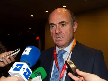 Luis de Guindos atiende a los medios de comunicación Luis de Guindos atiende a los medios de comunicación