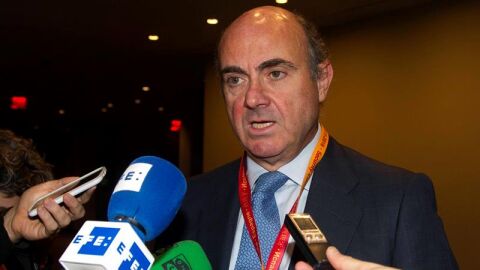Luis de Guindos atiende a los medios de comunicaci&oacute;n