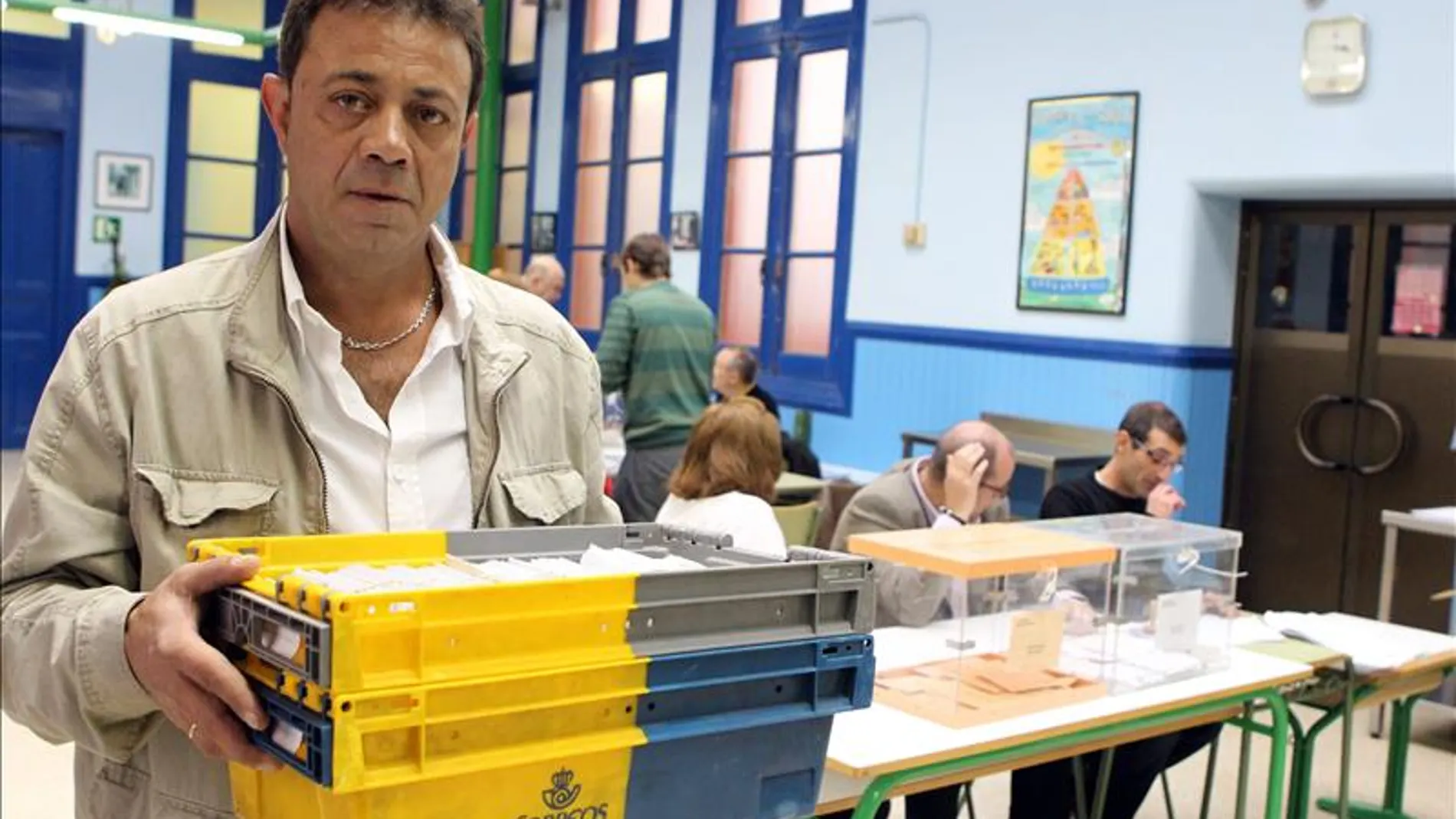 Un empleado de Correos entregando los votos en un colegio electoral en 2011