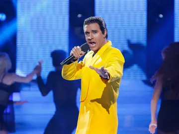 Adrián Rodríguez imita a Jon Secada para cantar “Otro día más sin verte” Adrián Rodríguez imita a Jon Secada para cantar “Otro día más sin verte”
