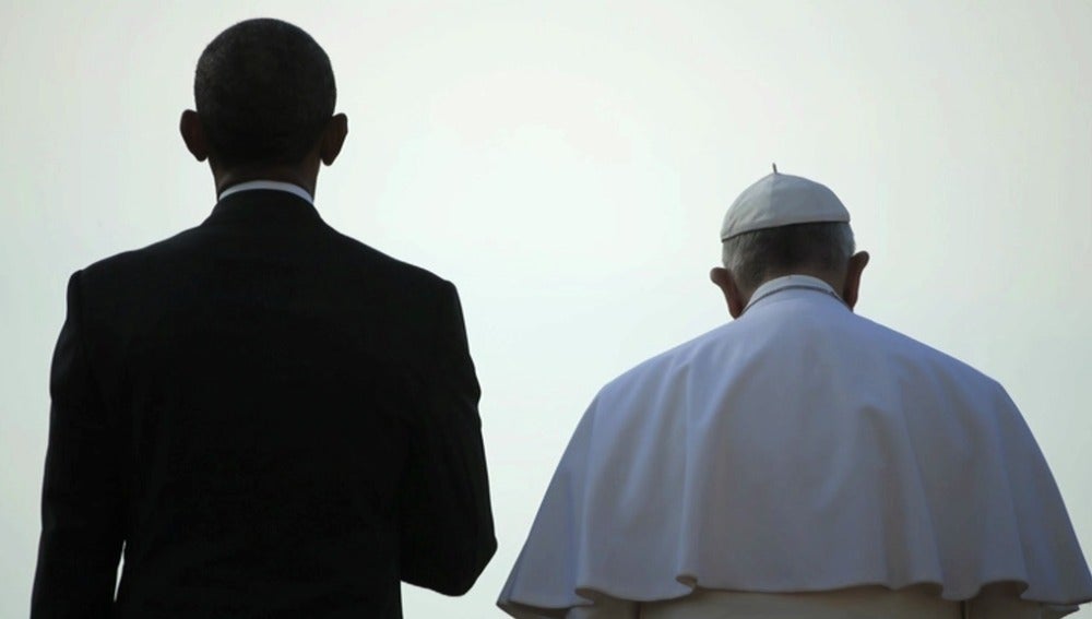 Barack Obama y el Papa Francisco durante un paseo en la Casa Blanca