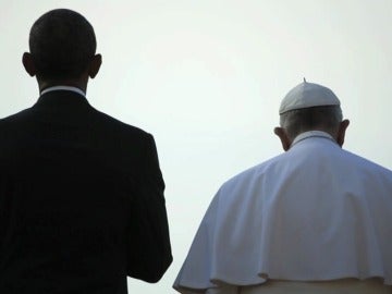 Barack Obama y el Papa Francisco durante un paseo en la Casa Blanca