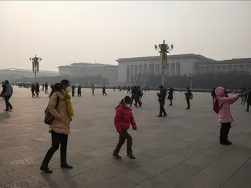 Los viandantes usan máscaras protectoras mientras recorren la plaza de Tiananmen en Beijing, China Los viandantes usan máscaras protectoras mientras recorren la plaza de Tiananmen en Beijing, China