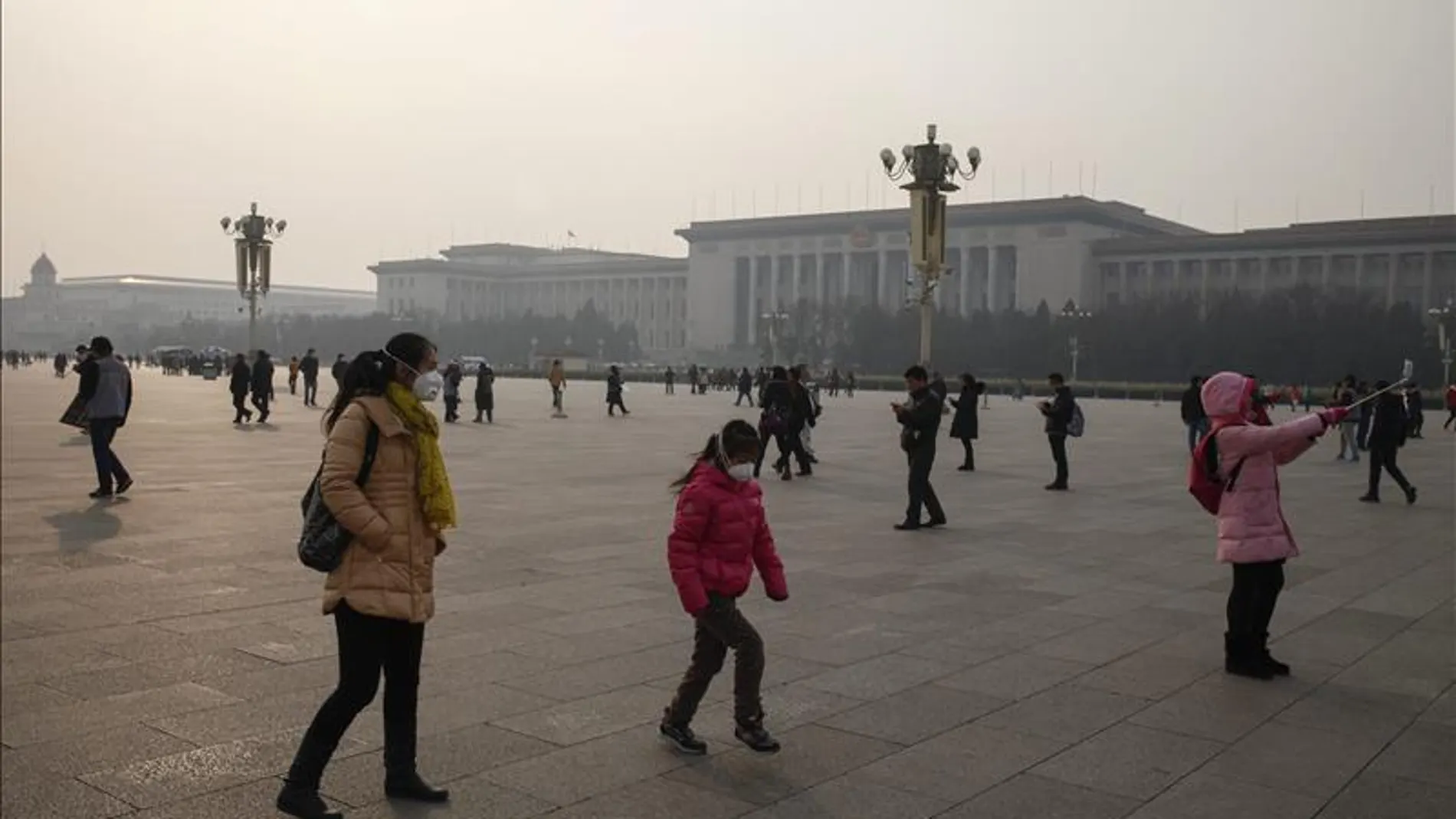 Los viandantes usan máscaras protectoras mientras recorren la plaza de Tiananmen en Beijing, China Los viandantes usan máscaras protectoras mientras recorren la plaza de Tiananmen en Beijing, China