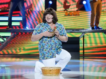 El Sevilla se transforma en Enrique y Ana para cantar “La gallina co-co-ua” El Sevilla se transforma en Enrique y Ana para cantar “La gallina co-co-ua”