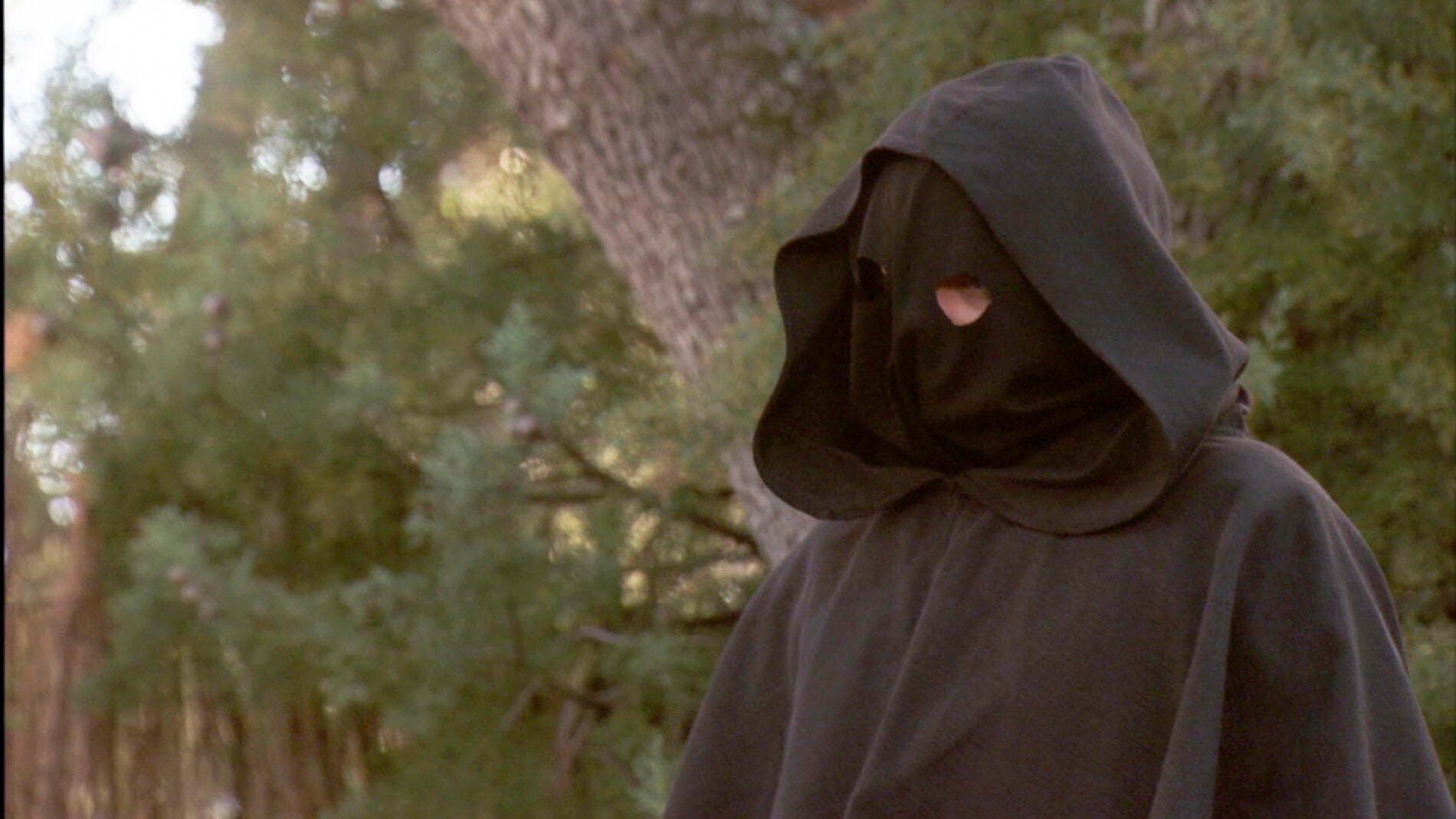 Eliseo es atacado por un encapuchado