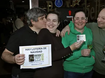 Los agraciados con el 18.102 celebran su suerte Los agraciados con el 18.102 celebran su suerte