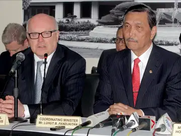 El Fiscal General australiano, George Brandis, acompañado del ministro indonesio de Coodinación de Políticas de Indonesia El Fiscal General australiano, George Brandis, acompañado del ministro indonesio de Coodinación de Políticas de Indonesia