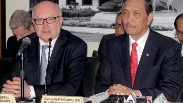 El Fiscal General australiano, George Brandis, acompañado del ministro indonesio de Coodinación de Políticas de Indonesia