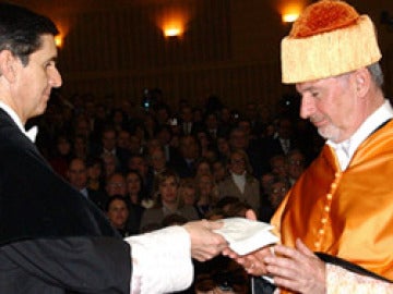 Rodrigo Rato recibiendo el título de doctor 'honoris causa' de la URJC en 2009