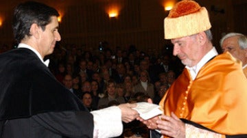 Rodrigo Rato recibiendo el título de doctor 'honoris causa' de la URJC en 2009