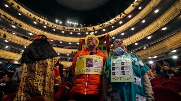 Lotería de Navidad 2019: Algunas personas disfrazadas esperan en el interior del Teatro Real a que dé comienzo el Sorteo Extraordinario de Navidad, para vivir de cerca el instante en que los niños de San Ildefonso canten el Gordo.