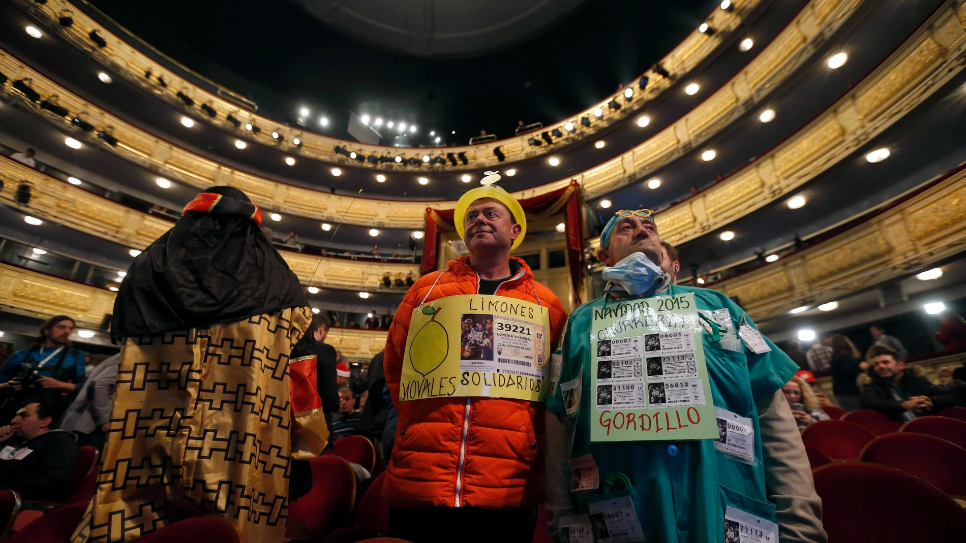 Lotería de Navidad 2019: Algunas personas disfrazadas esperan en el interior del Teatro Real a que dé comienzo el Sorteo Extraordinario de Navidad, para vivir de cerca el instante en que los niños de San Ildefonso canten el Gordo. Lotería de Navidad 2019: Algunas personas disfrazadas esperan en el interior del Teatro Real a que dé comienzo el Sorteo Extraordinario de Navidad, para vivir de cerca el instante en que los niños de San Ildefonso canten el Gordo.