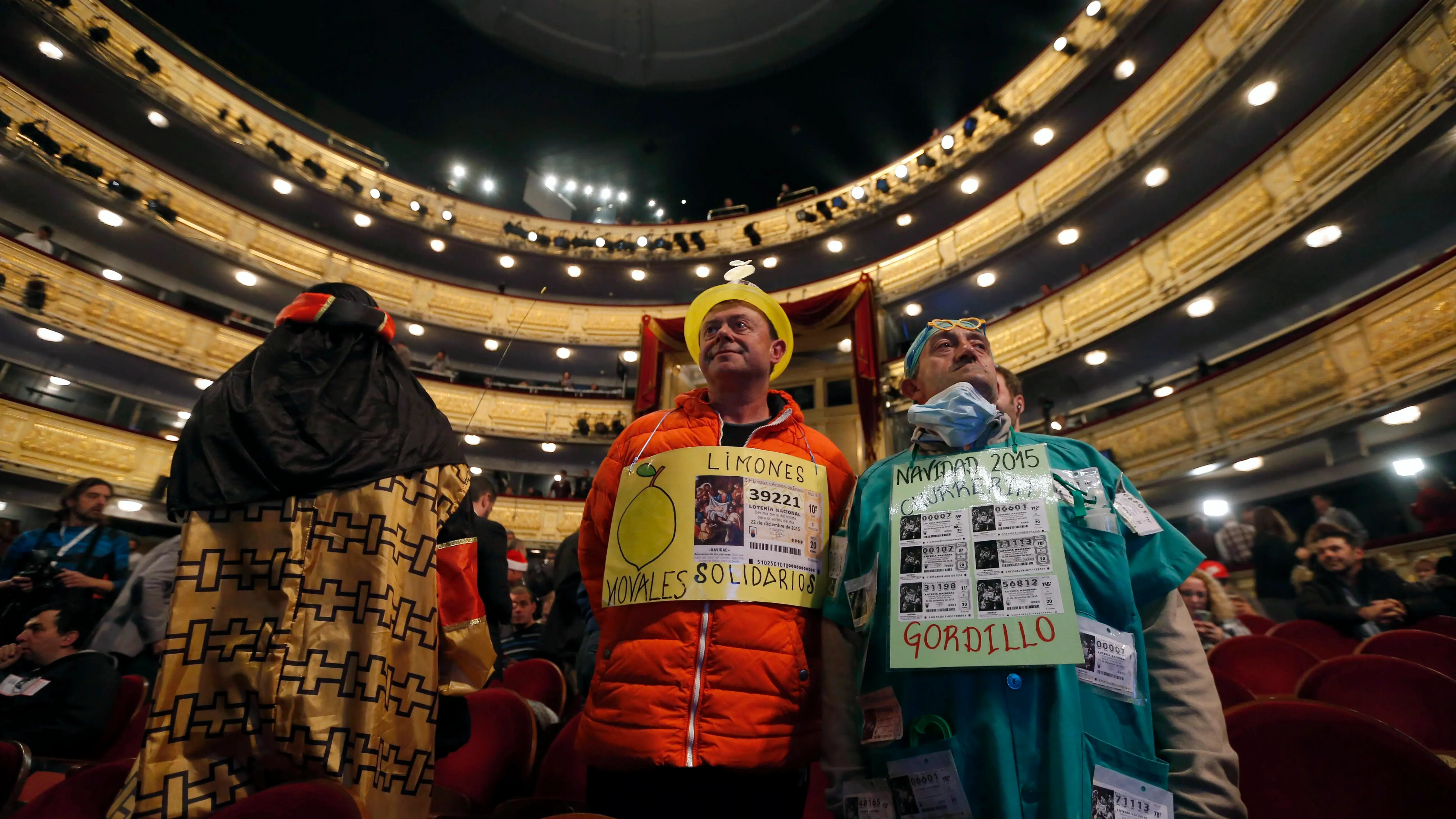 Lotería de Navidad 2019: Algunas personas disfrazadas esperan en el interior del Teatro Real a que dé comienzo el Sorteo Extraordinario de Navidad, para vivir de cerca el instante en que los niños de San Ildefonso canten el Gordo. Lotería de Navidad 2019: Algunas personas disfrazadas esperan en el interior del Teatro Real a que dé comienzo el Sorteo Extraordinario de Navidad, para vivir de cerca el instante en que los niños de San Ildefonso canten el Gordo.