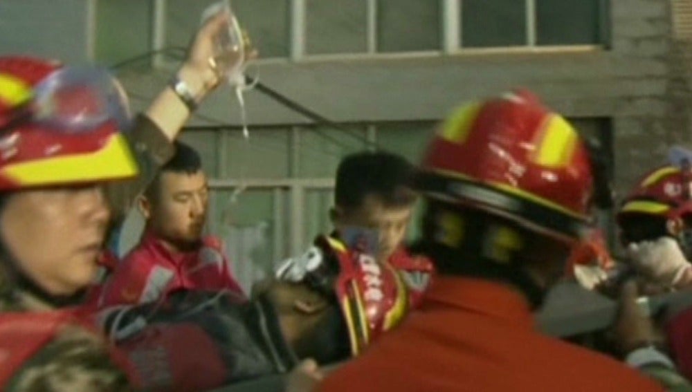 Rescatan a un joven 67 horas después del alud de tierra en Shenzhen