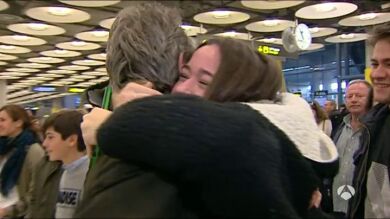 Día de reencuentros familiares en los aeropuertos y estaciones de España