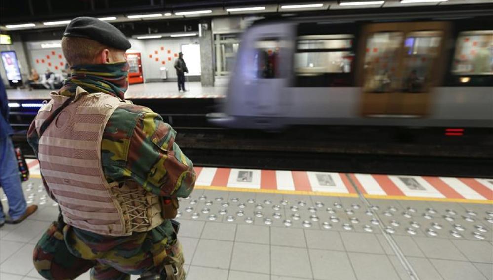 Un militar belga vela por la seguridad en Bruselas