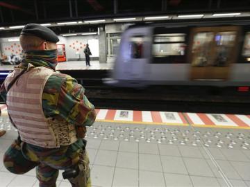 Un militar belga vela por la seguridad en Bruselas