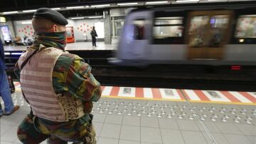Un militar belga vela por la seguridad en Bruselas